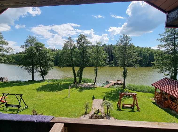 Mazurski Raj - Luksusowa Turystyka Widok z balkonu na posesję oraz jezioro Czarna Kuta.?v=1.0
