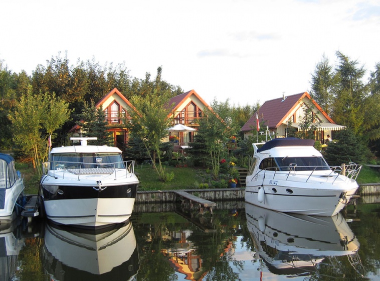 Letni Ogr&oacute;d. Port club, port jachtowy