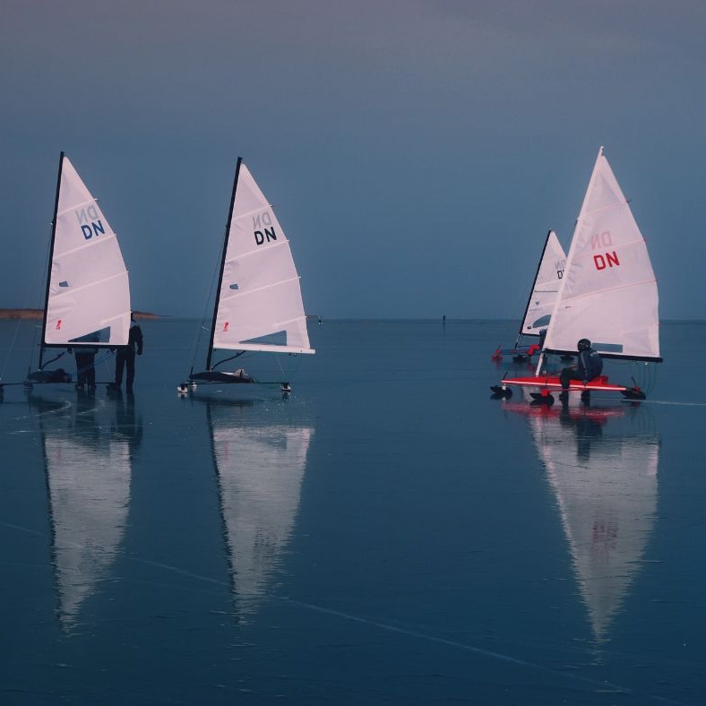 Bojery zimą w Mikołajkach – historia, zasady, sprzęt i lokalizacje