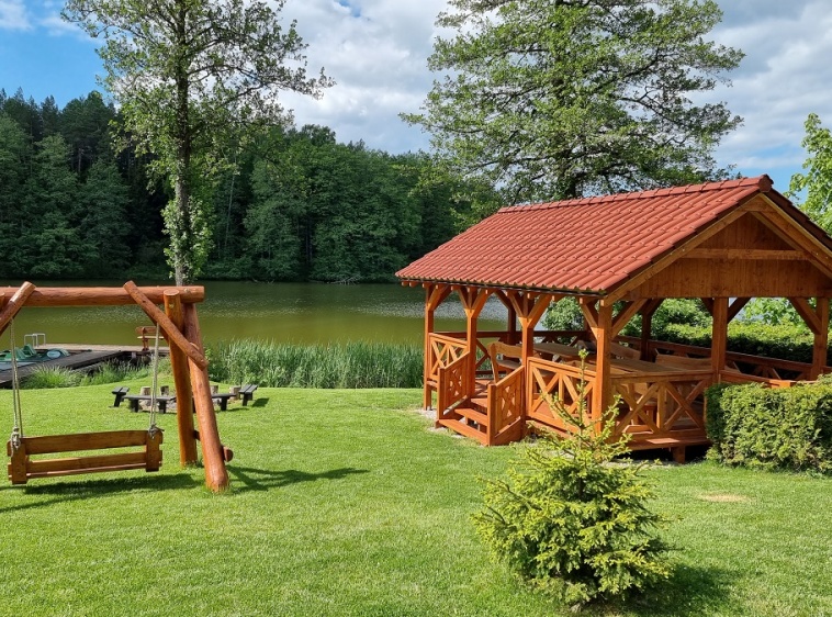 Mazurski Raj - Luksusowa Turystyka Altana i huśtawka, widok na las i jezioro.?v=1.0