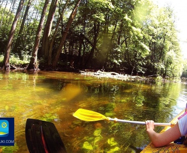 Przesiadając się do kajaka i wyruszając nawet na niewielki spływ kajakowy zdobędziemy możliwość dotarcia do niedostępnych dla innych, dzikich zakątk&oacute;w Mikołajek i okolic.