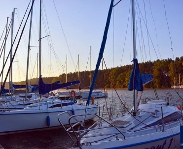 Rejsy jachtami to bardzo popularny spos&oacute;b spędzania wolnego czasu.