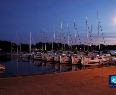 Port w Mikołajkach o zmroku &ndash; nocne światła nad wodą