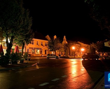 Nocne życie Mikołajek &ndash; urokliwa uliczka pełna klimatycznych świateł