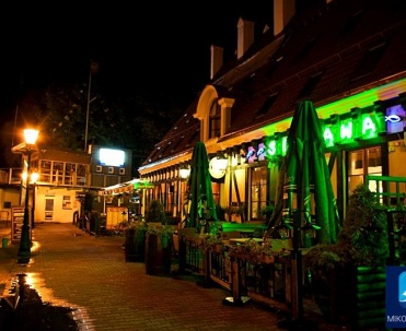 Mikołajki nocą &ndash; oświetlone ulice w sercu Mazur