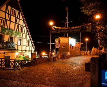 Nocne życie Mikołajek &ndash; urokliwa uliczka pełna klimatycznych świateł