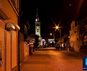 Mikołajki nocą &ndash; oświetlone ulice w sercu Mazur