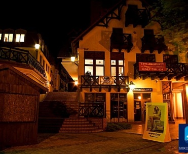 Romantyczny spacer w Mikołajkach nocą &ndash; pięknie oświetlone miasteczko