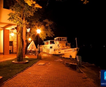 Romantyczny spacer w Mikołajkach nocą &ndash; pięknie oświetlone miasteczko