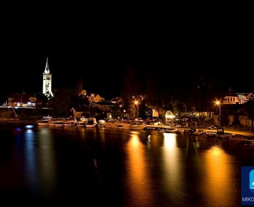 Nocna panorama Mikołajek &ndash; spokojny wiecz&oacute;r nad jeziorem