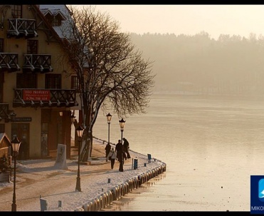 Spacer wzdłuż jeziora w Mikołajkach - Zimowy spacer wzdłuż brzeg&oacute;w jeziora w Mikołajkach, idealny dla miłośnik&oacute;w Mazur i ich zimowego uroku.